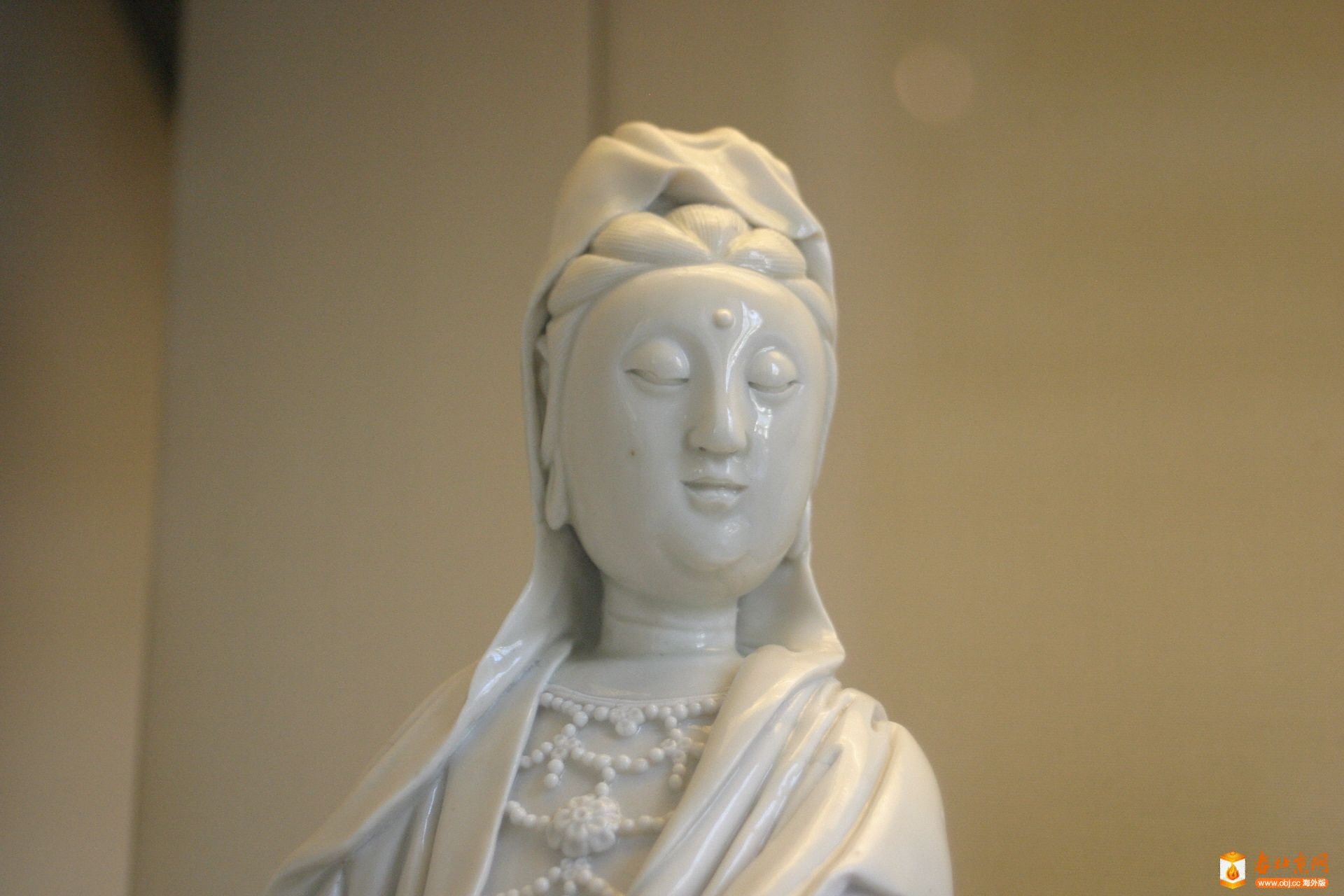 14.״ɹLarge white porcelain sanding figure of Guanyin on cloud scroll bas.jpg