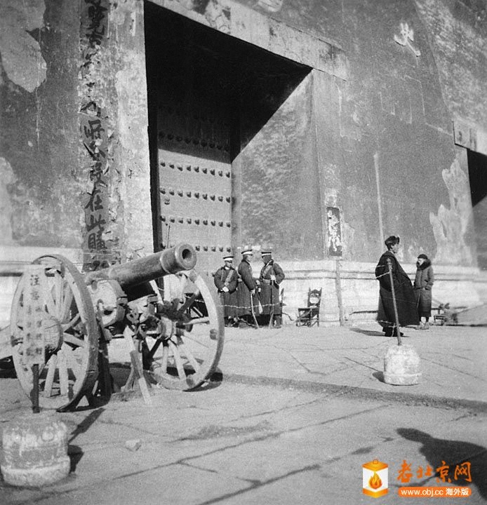 Soldiers guarding a gate in the Zijin Cheng (Forbidden City) Ͻ old Imperial.jpg