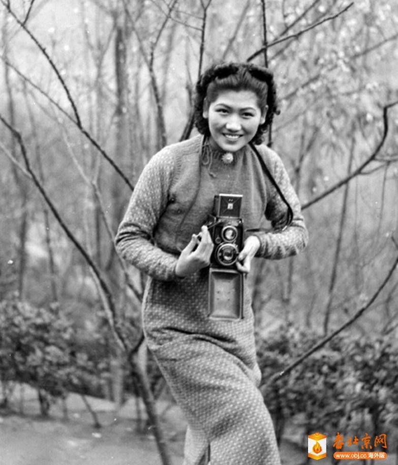 Min Chin with a camera- Northern Hot Springs- 1940_905.jpg
