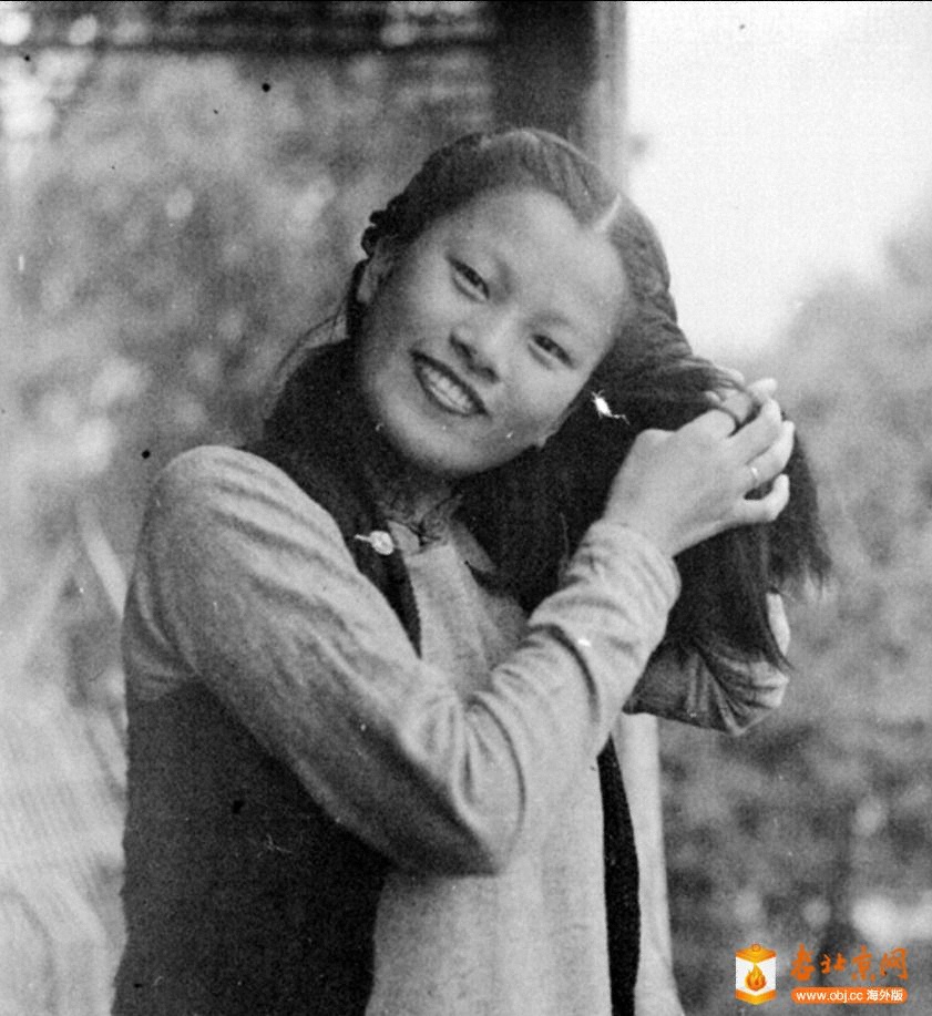 Min Chin twisting her fair,1940.jpg