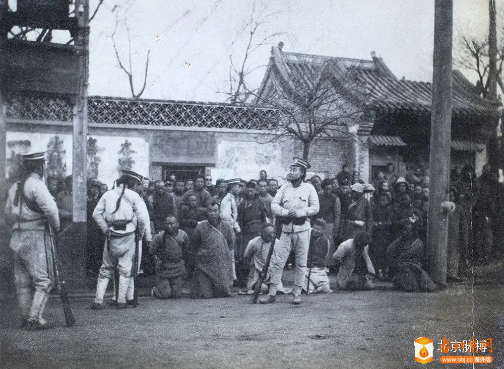 1912，灯市口二郎庙前，在北京病变中参与抢劫而被捕的人.jpg
