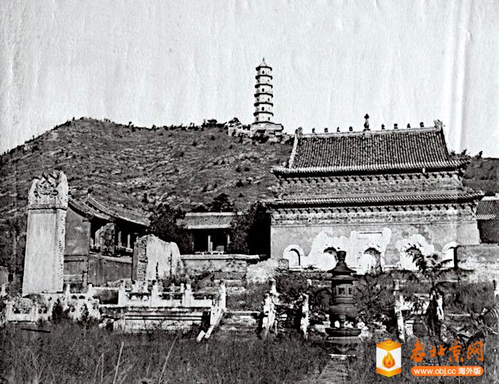 玉宸宝殿、铜香炉与仁育宫右侧残壁.jpg